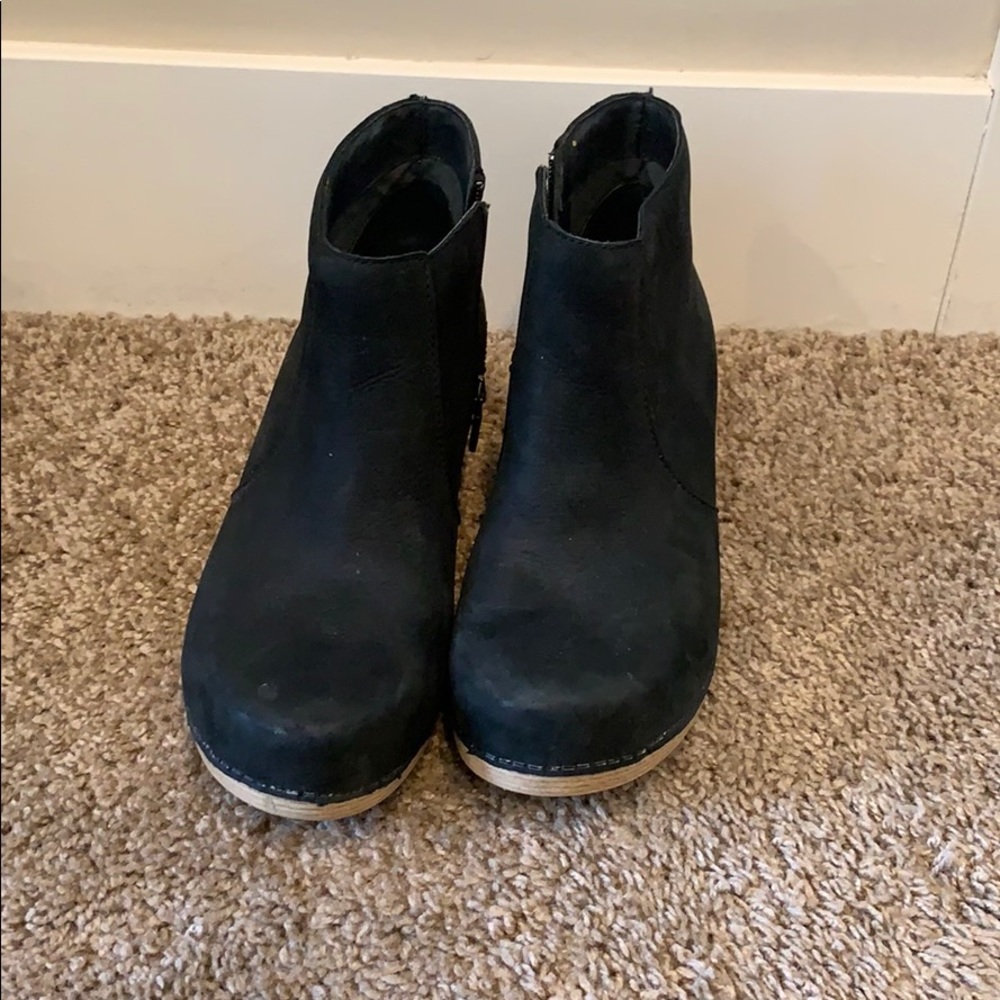 Like new! Dansko clogs, size 9